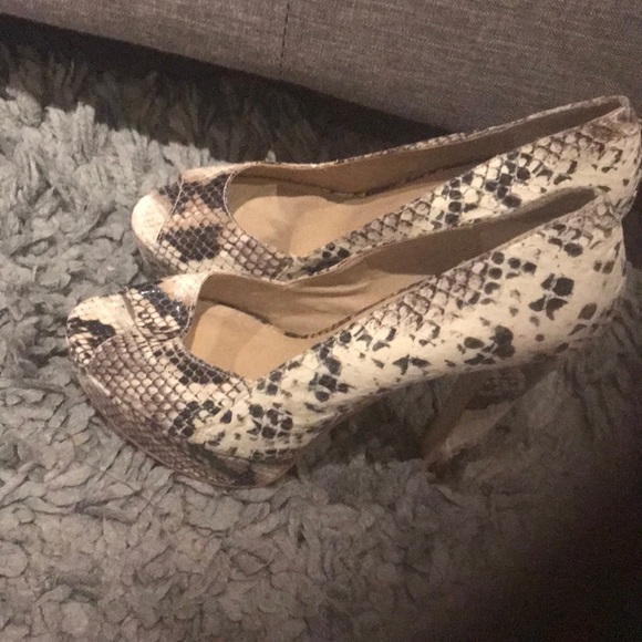 Shoes - Picture 3 of 4